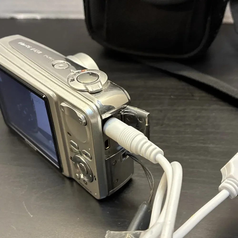 Fujifilm FinePix F650 Digital Camera & Battery Cable & Bag